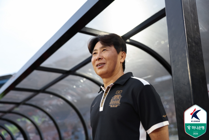 "(이)호재 많이 컸네" 옛 스승 김기동 감독 '극찬'... 포항 주포 성장에 "기량 만개, 볼 안 뺏기고 슈팅 좋아져" [상암 현장]