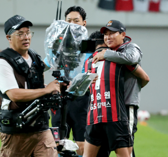 [포토]'승원이가 나를 살리는구나!' 김기동 감독