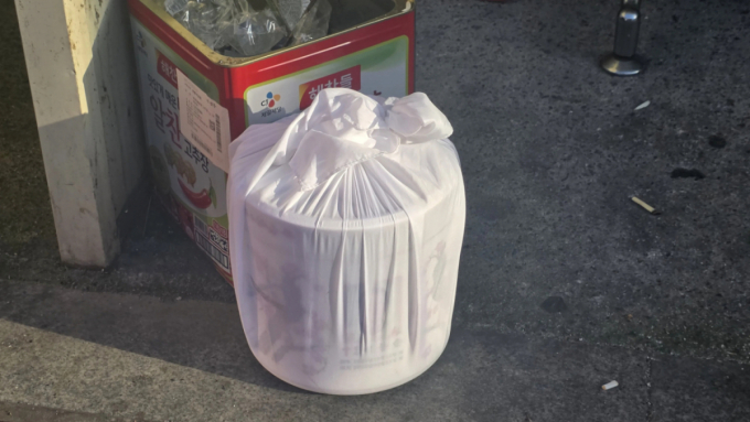 "고인 얼굴까지 있는데..." 장례식장 쓰레기통 옆 버려진 유골함, 무슨일?