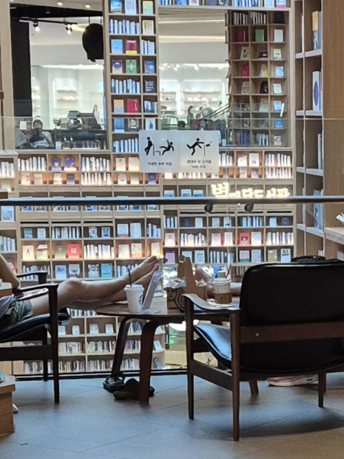 "책 읽는 모습 부끄러운 건 처음" 테이블에 맨발 '떡'…도서관 빌런