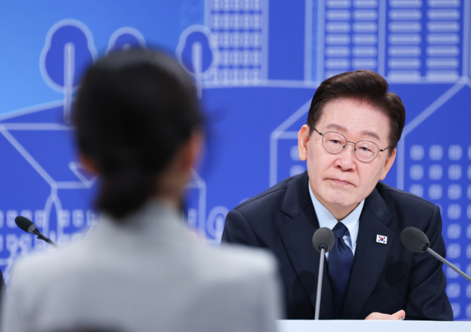 부동산 정책목표 질문에…李 "한강변 아파트 수요, 억지로 막겠다는 건 아냐"