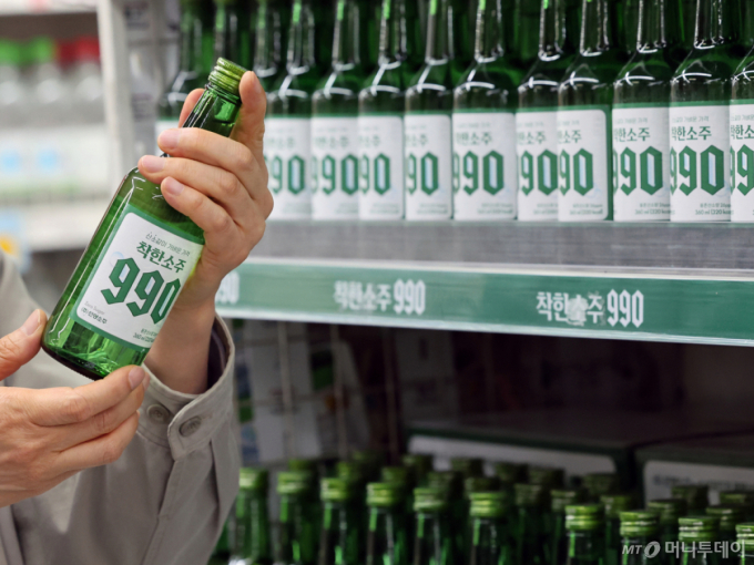 "990원 소주 완판, 반값 버거·커피 인기 폭발"...지갑닫는 소비자 잡아라