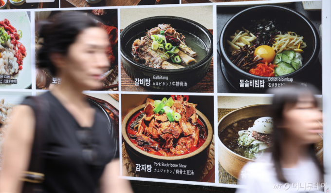 "990원 소주·빵부터 버거집 생맥주까지"…고물가에 '가성비' 승부수