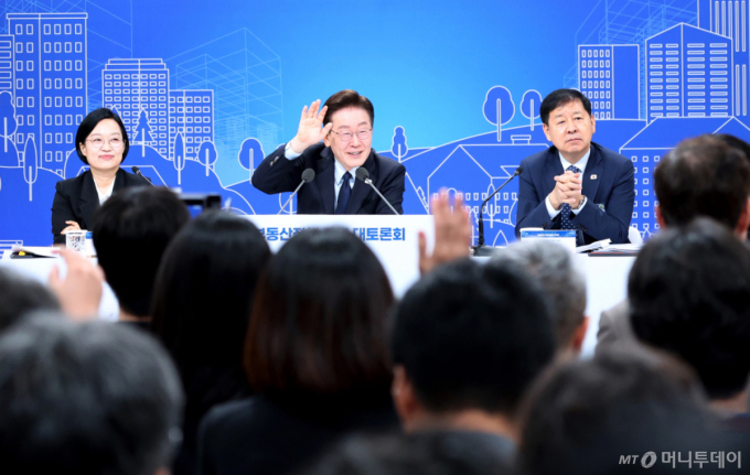 李, '실수요' 잔금·이주비 대출 푼다..전세·기존대출은 규제강화 예고