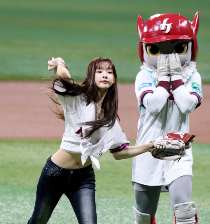[한번에쓱]'오늘 승리할 것 같다! 키움이' 시구하고 펄쩍펄쩍 뛰는 혜린