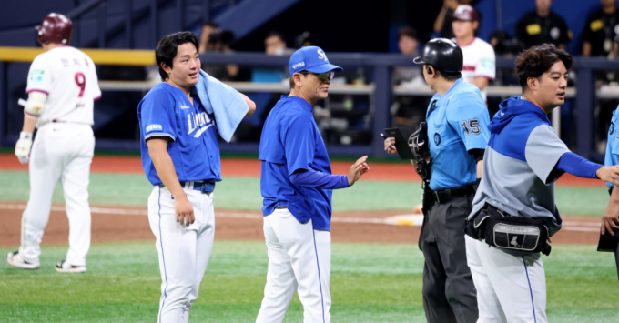 [포토]'타구맞고 쓰러졌지만 안정찾은' 삼성 선발투수 양창섭