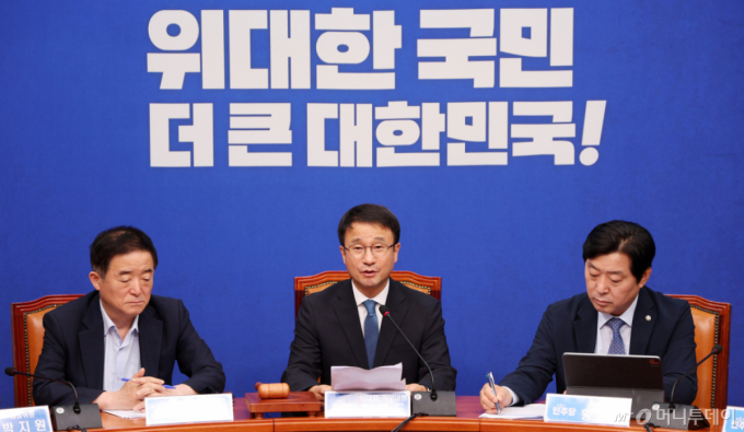 與 "부동산 토론회 성공적…野, 비난 멈추고 정책마련 협조해야"