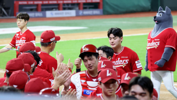 [포토] 조병현 축하하는  'NC 잡은 SSG' 이숭용 감독