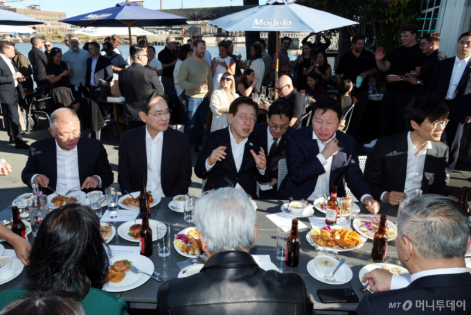 '치맥' 대신 '피시앤칩스'…李대통령, 이재용·젠슨황과 "우리는 식구다" 건배사