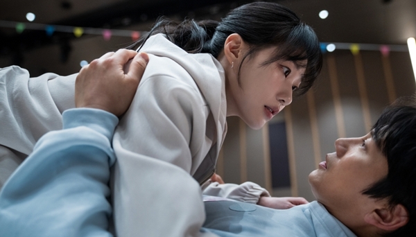 '아파트' 지성X하윤경, 초밀착 심쿵...작전인가 썸인가