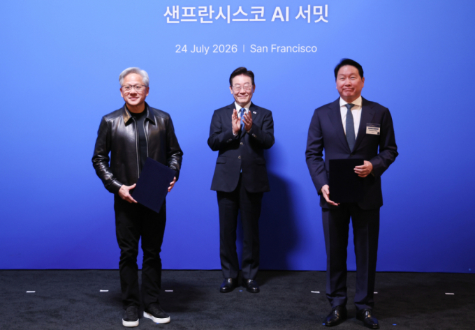 SK, 빅테크와 7500억달러 반도체 협력..최태원 "현실적 투자"