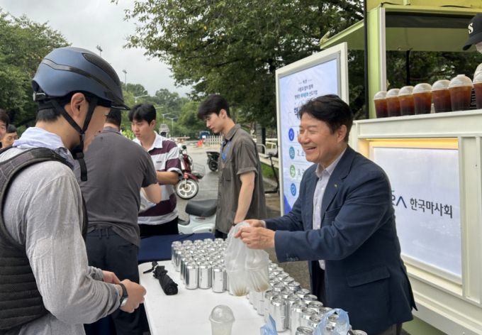 '폭염엔 멈춤도 전략'…우희종 회장 '안전'에 베팅하다