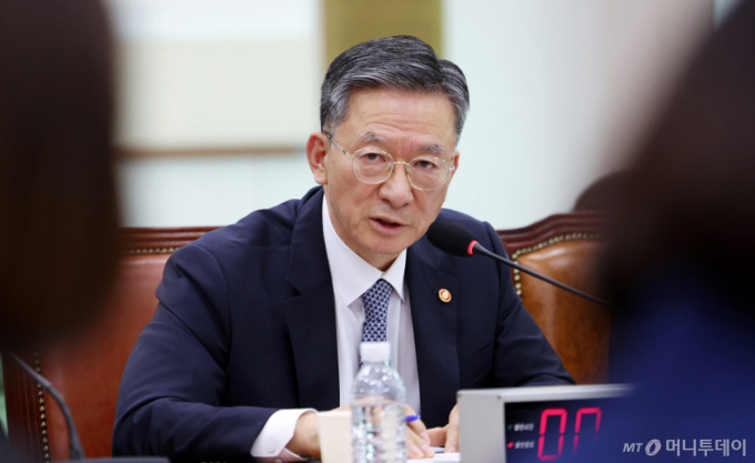 정성호 사의에…대여 공세 지렛대 활용하는 野와 함구하는 與
