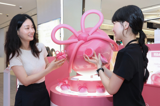 '장원영 헤어브러시' 면세점 첫선…신세계, 메디큐브 팝업 개시