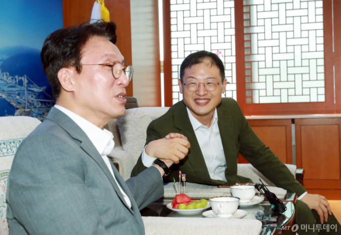 "동지의 정 그리웠는데…" 손 꽉 잡은 김민석·김상욱, 어떤 대화 나눴나