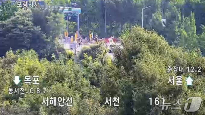 서천 서해안고속도로 인근 23톤 탱크로리 황산 누출…"출입 전면 차단"