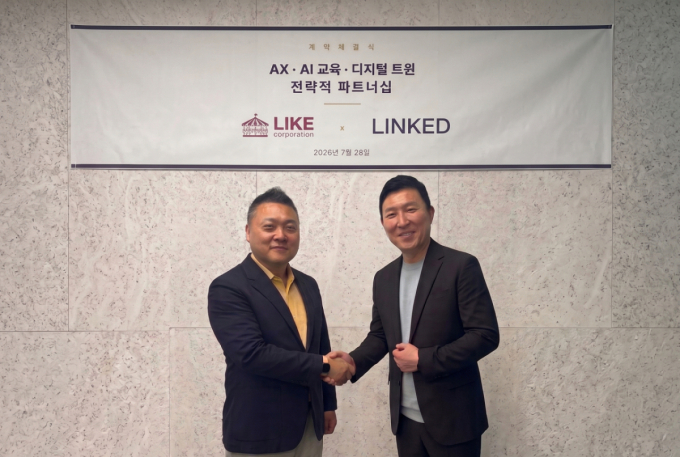 최강배 라이크코퍼레이션 대표(왼쪽)와 오랑휘 링크드 상무가 업무협약을 맺고 있다. /사진=링크드 제공