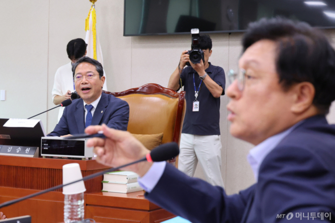 법사위 소위, '보완수사 폐지' 논의 돌입…국힘, 안건순서 변경에 퇴장