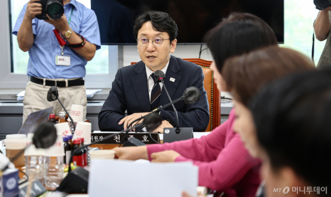 패스트트랙 심사 단축안, 與주도 운영소위 통과…330일→90일로