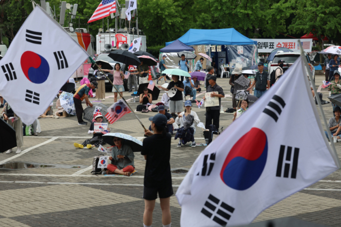 잠실 개표소서 취재진 폭행…시위자 2명 구속심사 출석