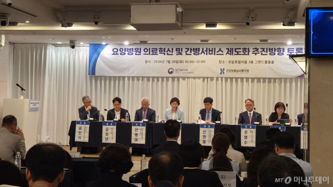 허리 휘는 간병비, 내년부터 건보로 던다