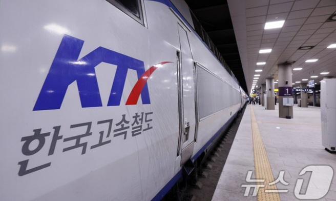 순천서 멈춘 KTX, 찜통 열차 안 2시간 대기..."승객들 구토에 고열"
