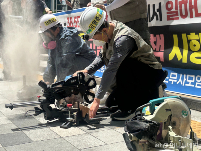 "38.5도 밀폐공간서 일하다 죽어"…건설현장 노동자들, 폭염대책 촉구