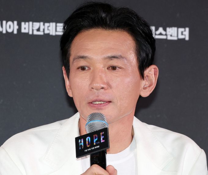 "안고 싶어" 황정민, 불륜 녹취록에 해명…"내연녀 아닌 스토커"
