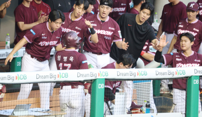'한 이닝 9득점→무려 23안타 폭발' 최하위 키움, 3위 LG 18-11 격파, 핵타선에 필승조도 못 버텼다 [잠실 현장리뷰]