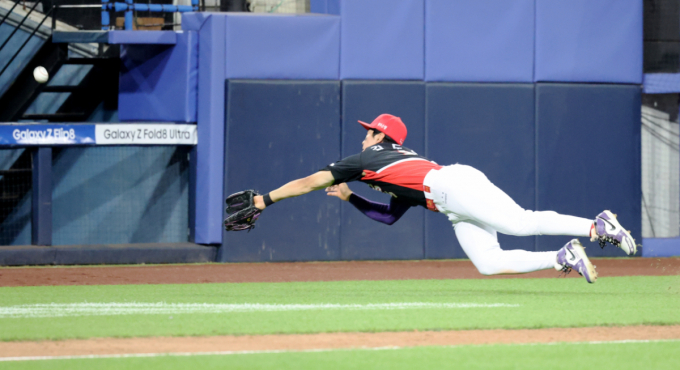 [한번에쓱]'8회말 2사 만루 끝내고 싶다!' 몸날린 김도영