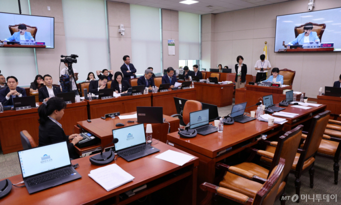 [속보]국회 법사위, 與주도로 '패스트트랙 심사 기간 단축' 국회법 개정안 의결