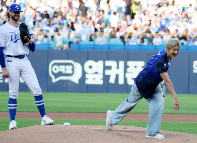 [한번에쓱]그래도 삼성승리를 외치다!  '페덱 앞에서 패대기시구로 체면 구긴 엑소 찬열'
