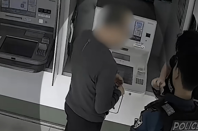 ATM 앞 어르신, 비번 틀리고 '절뚝'...'매의 눈' 경찰, 생명 구했다 [오따뉴]