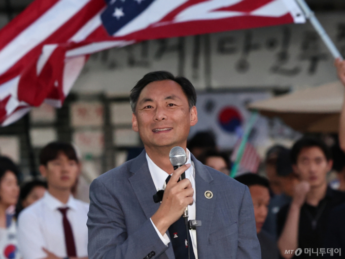 '이 대통령 명예훼손' 모스탄 출국정지 연장 취소소송 각하…"항소할 것"
