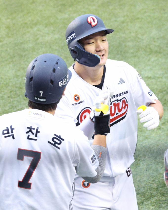 '이럴수가' 두산 양의지 LG 상대로 출전 어렵다, 손아섭 1군 엔트리 말소... 안재석 데뷔 첫 4번 출장! 사령탑 "최근 흐름 좋다" [잠실 현장]