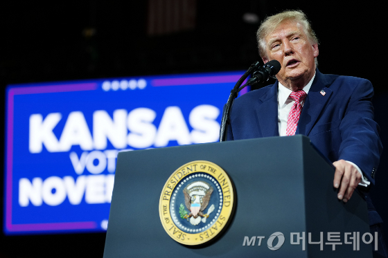 '지지율 31% 최저' 트럼프, 중간선거 4억달러 쏟아붓고 반전 노린다