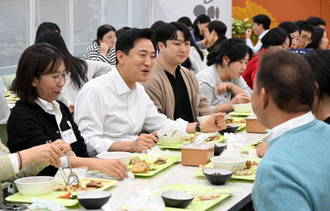 오세훈, 시청 구내식당서 '달빛야장' 특식 배식…국감 준비 직원 격려