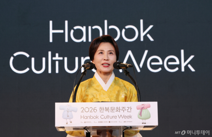 "입어보니 어떤가요?"…김혜경 여사, 단풍 물든 경복궁서 '한복 전도'