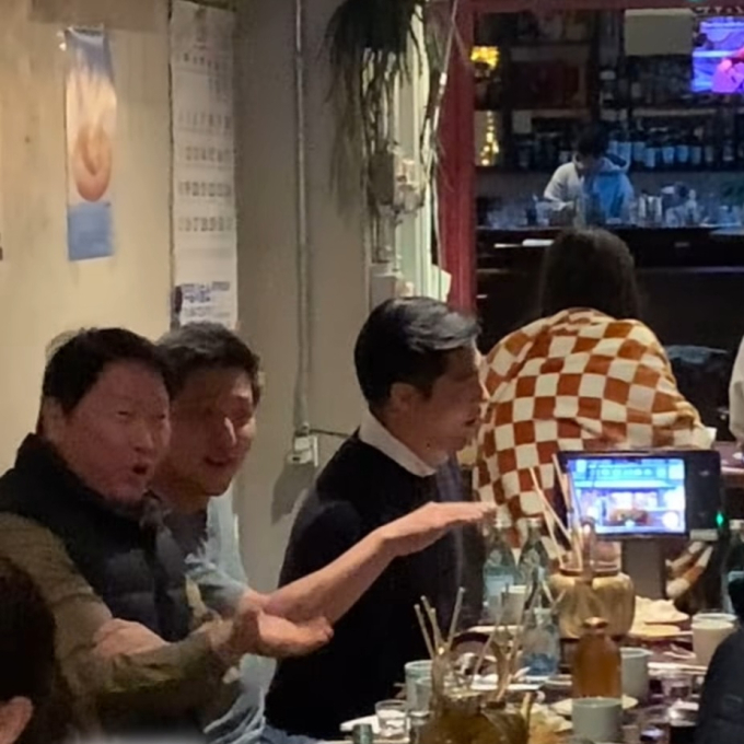 최태원, 이번엔 '힙지로'서 소주잔 들었다…직원들과 야장 회식 포착