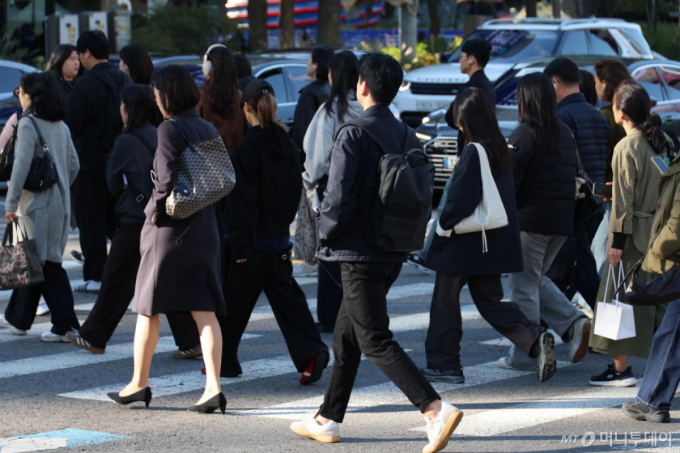 티셔츠만 입었다가 '오들오들'…초겨울 추위에 패딩 무장한 직장인들