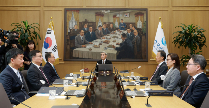 금리 인상 일단 멈춘 한국은행…기준금리 3% 동결(종합)