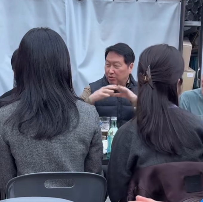 힙지로로… 최태원, 격식 내려놓고 둘러앉아 소맥 '한잔'