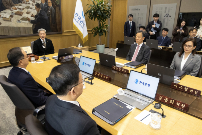 '긴축 속도조절' 한은, 기준금리 3% 동결… 내달 인상 나설까