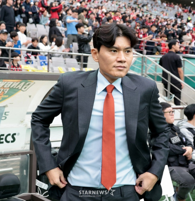 적장도 박수쳤다! 10년 한 푼 서울의 V7 대관식... 정경호 감독 "존경하는 김기동 감독 우승 축하, 리딩 구단 돼달라" [상암 현장]