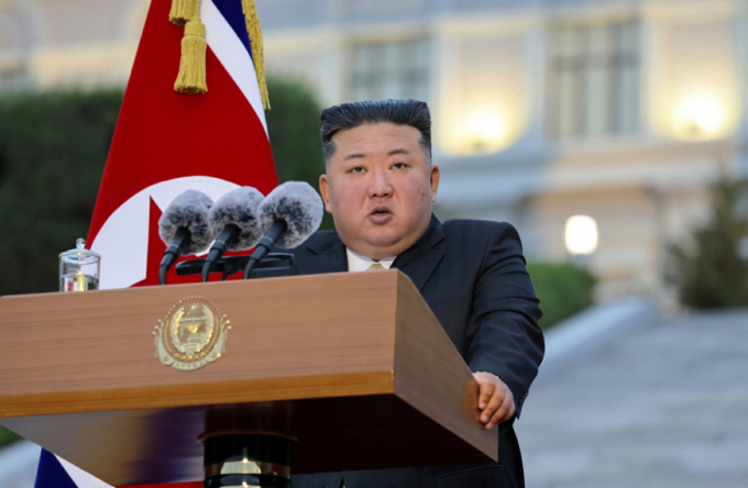 김정은, 단둥 항미원조기념관·자동차공장 방문…왕후닝 동행