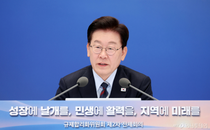 李대통령 "韓 2Q 경상수지 흑자, 獨+日 넘어섰다…기회 살려 잠재성장률 끌어올려야"