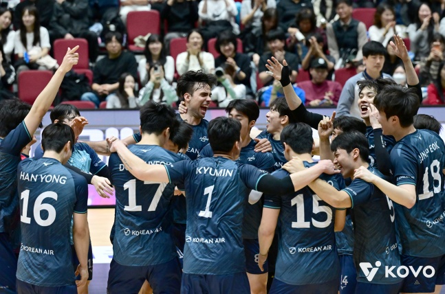 '허리 수술' 외인 감독 없이도 또 이겼다! 25점 폭발 독일 국대 MVP... 대한항공, 현대캐피탈 또 울리고 KOVO컵 최다 7번째 정상