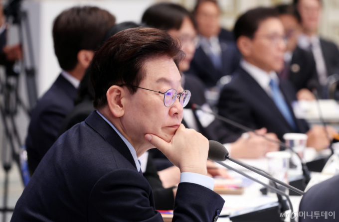 李대통령 지지율 35.3%로 다시 하락…국힘, 민주에 오차 밖 우세