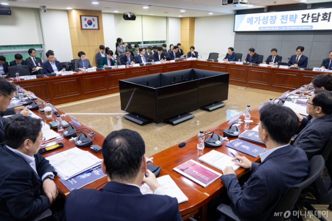 與 "초광역특구법, 국회 특위서 野와 논의…국힘 협조 기대"