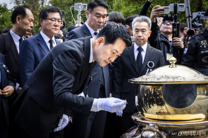 '박정희 47주기' 장동혁·오세훈 등 추모식 참석…'암살자들' 두고 "역사 왜곡"